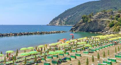 Awesome apartment in Carro with WiFi