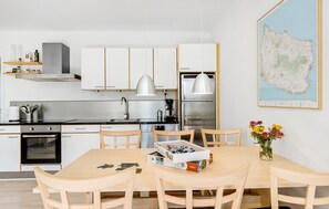 Kjøleskap, kokeplater, oppvaskmaskin og kaffetrakter/tekoker