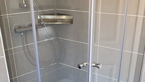 Secador de pelo, toallas