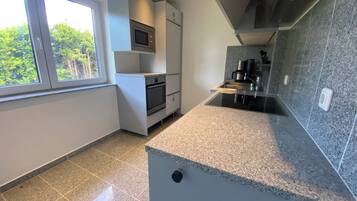 Wasserkocher mit Kaffee-/Teezubehör, Kühlschrank, Mikrowelle, Ofen