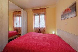 2 Schlafzimmer, Bügeleisen/Bügelbrett