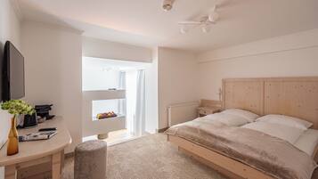 Family Room, Balcony | 3 bedrooms, desk, iron/ironing board, free WiFi