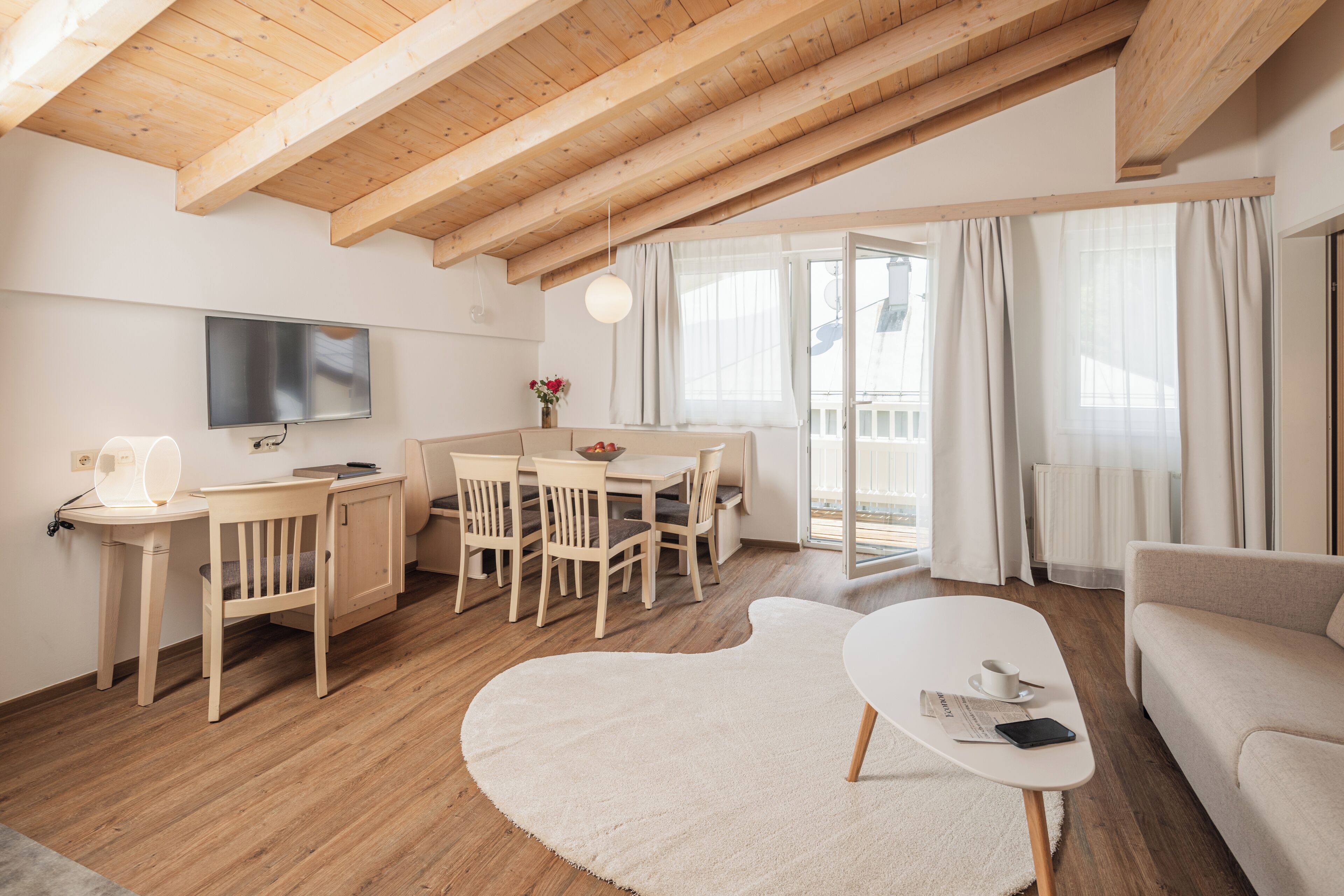 Appartement, 2 slaapkamers, balkon | Woonruimte | Een 32-inch flatscreentelevisie met kabelzenders