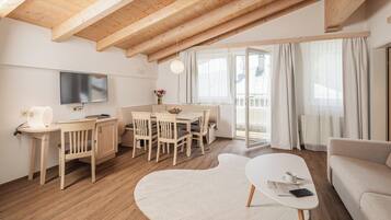 Appartement, 2 slaapkamers, balkon | Woonruimte | Een 32-inch flatscreentelevisie met kabelzenders