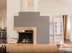 Villa de lujo, balcón, vista al lago | Área de sala de estar | Televisión de pantalla plana de 32 pulgadas con canales por cable