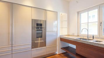 Luxury-Villa, Balkon, Seeblick | Eigene Küche | Herdplatte, Geschirrspüler, Hochstuhl, Kochgeschirr/Geschirr/Besteck