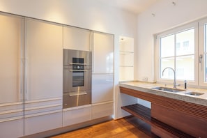 Luxury Villa, Balcony, Lake View | Private kitchen | Stovetop, dishwasher, highchair, cookware/dishes/utensils