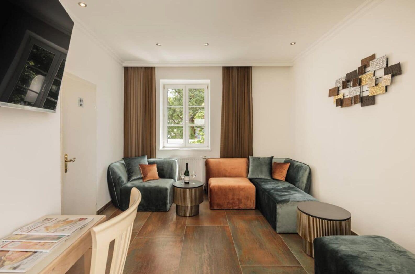 Tủ lạnh, lò vi sóng, dụng cụ pha espresso, ấm điện 