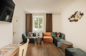 Kjøleskap på fellesområdet og mikrobølgeovn på fellesområdet