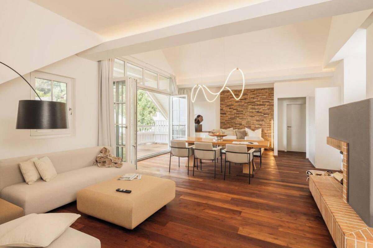 Luxury Villa, Balcony, Lake View | Living area