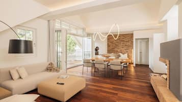 Villa de lujo, balcón, vistas al lago | Zona de estar | Una televisión