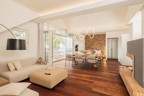 Villa de lujo, balcón, vista al lago | Área de sala de estar | Televisión de pantalla plana de 32 pulgadas con canales por cable