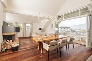 Lyxvilla - balkong - sjöutsikt | Skrivbord, strykjärn/strykbräda, barnsängar och gratis wi-fi