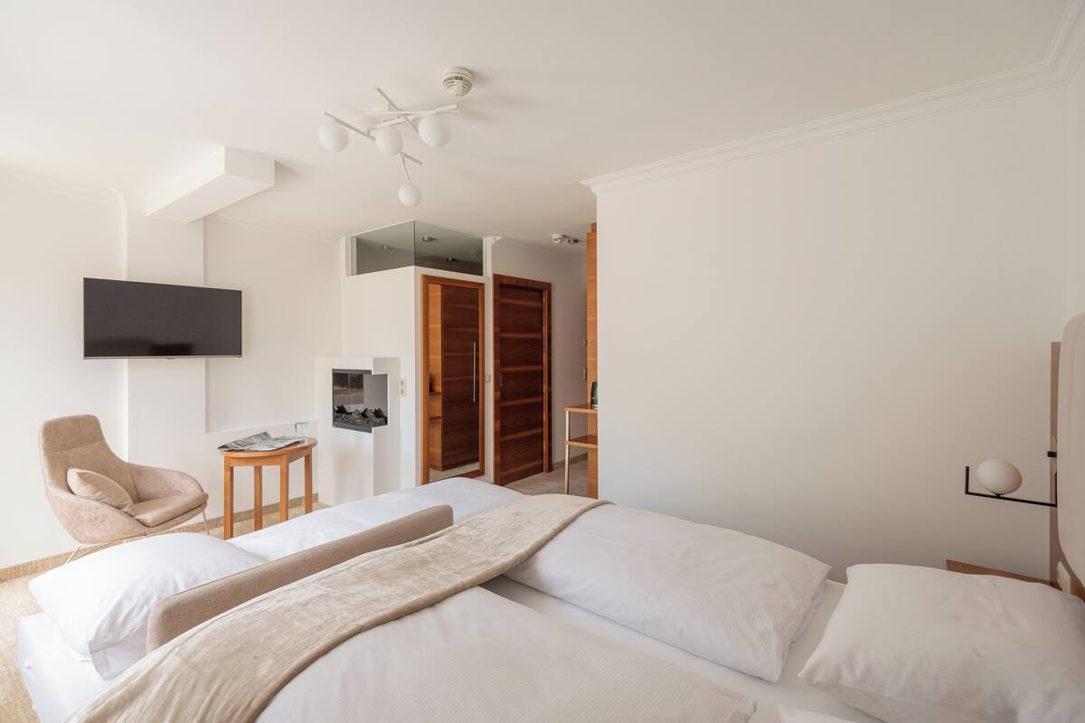 Superior Double Room, Balcony | 3 bedrooms, desk, iron/ironing board, free WiFi