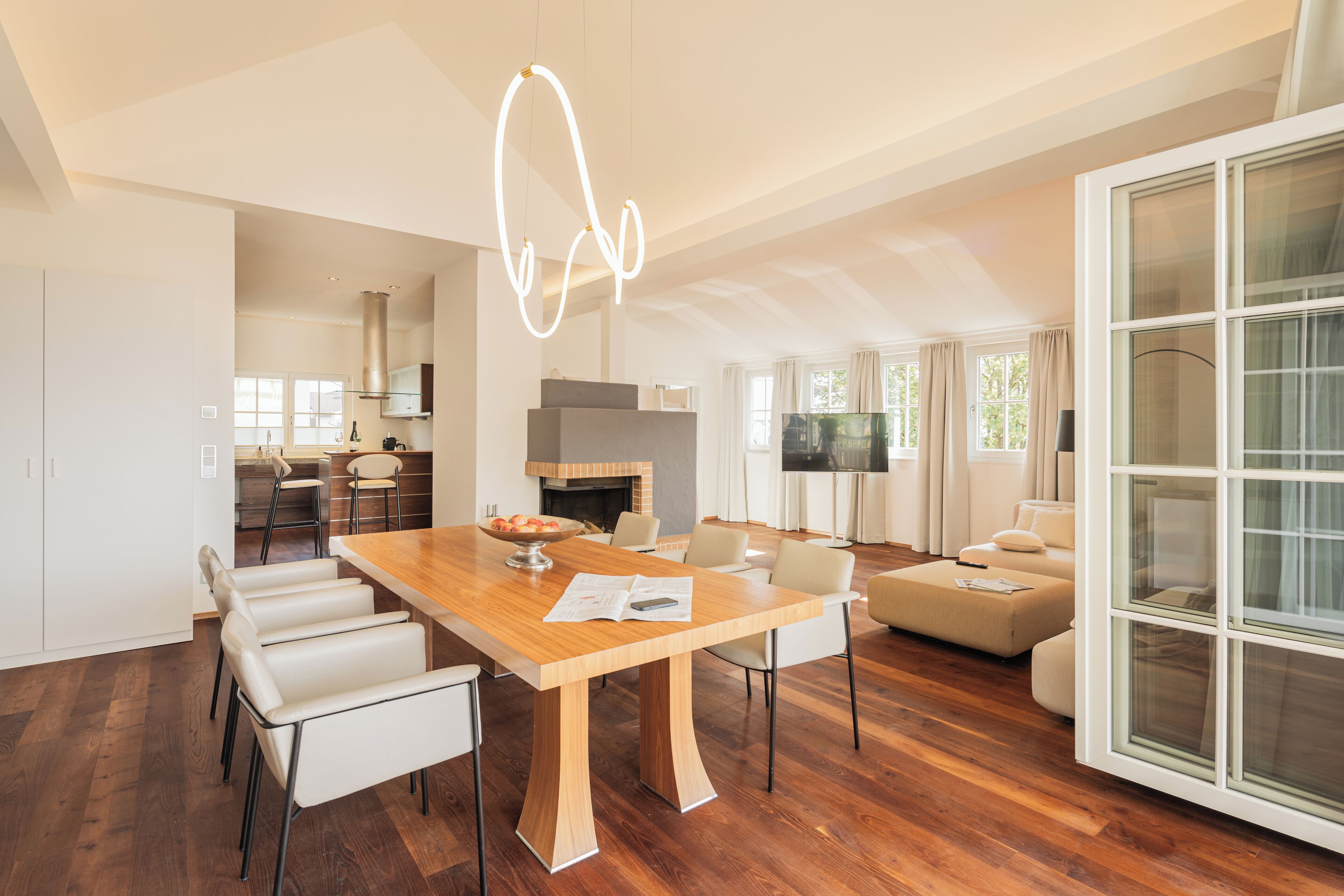 Biệt thự Cao cấp, ban công, quang cảnh hồ | Khu phòng khách | TV màn hình phẳng 32-inch có truyền hình cáp 