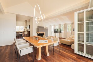 Luksusvilla, balkong, utsikt mot innsjø | Oppholdsområde | En 32-tommers Flatskjerm-TV med kabel-kanaler