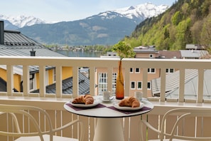 Habitación doble Deluxe, balcón | Escritorio, tabla de planchar con plancha, cunas y wifi gratis