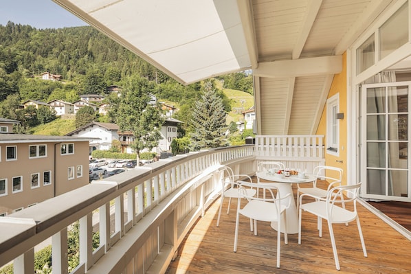 Luxury-Villa, Balkon, Seeblick | Blick auf die Berge