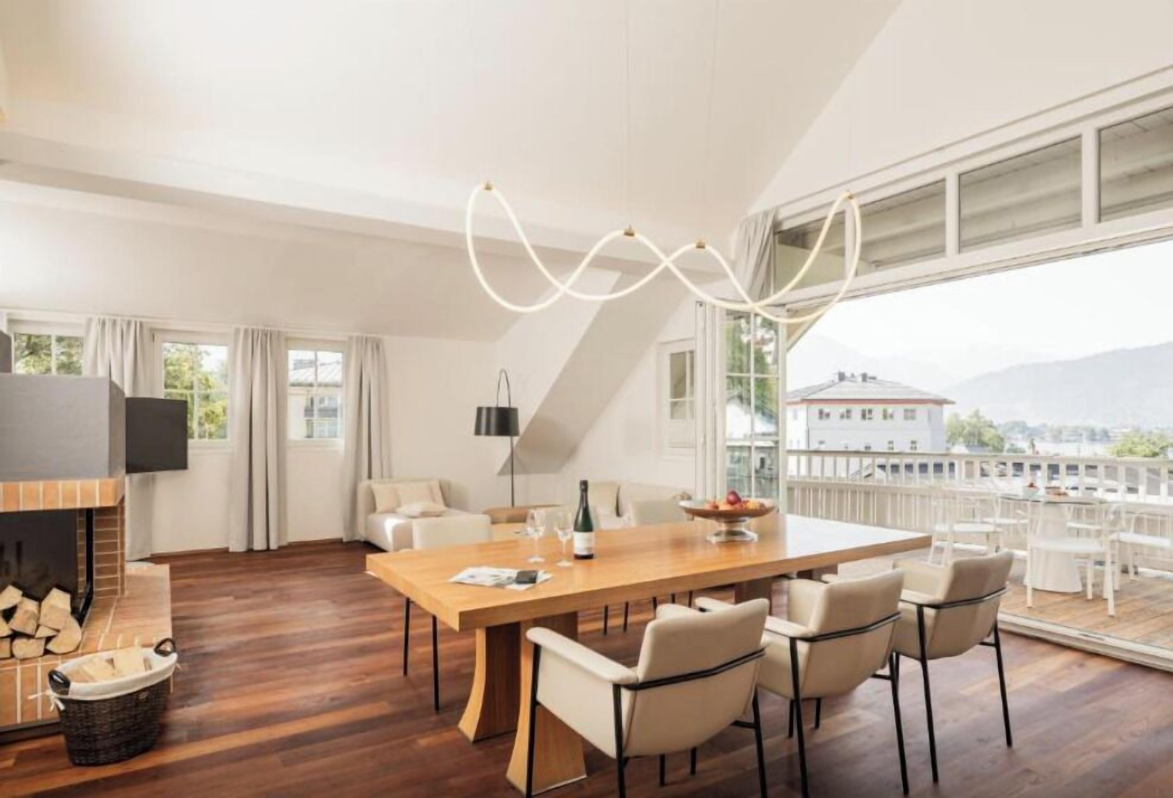 Villa de lujo, balcón, vistas al lago | Zona de estar | Televisión de pantalla plana de 32 pulgadas con canales por cable. das zellersee