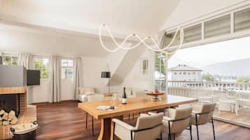 Luxe villa, balkon, uitzicht op meer | Woonruimte | Een 32-inch flatscreentelevisie met kabelzenders