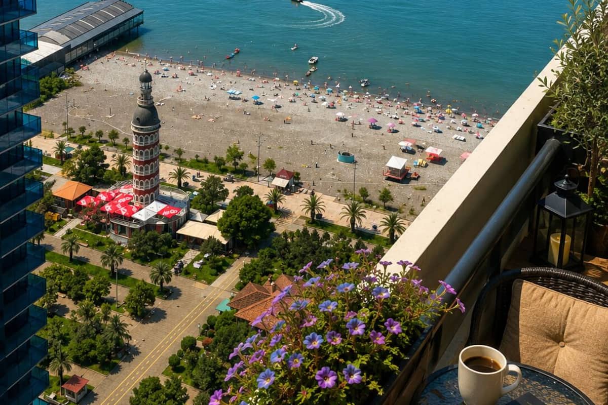 Un grand hôtel, situé dans un immeuble de grande hauteur, qui offre une vue sur une plage, une mosquée, des palmiers et une mer d’un bleu limpide.