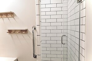 Shower, hair dryer, towels, soap - Beautifull 4 bedroom home complete with couvered swimmng pool. (Ocala)