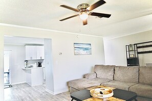 Smart TV - Beautifull 4 bedroom home complete with couvered swimmng pool. (Ocala)