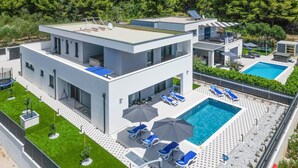 A modern two-story house with a rooftop terrace, a swimming pool, and a well-maintained garden. - Pet friendly home in Orebic with sauna (Orebic)