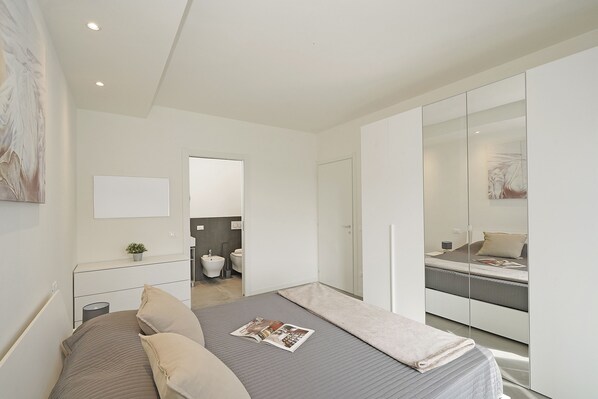 Apartment, Balkon | 2 Schlafzimmer, Bügeleisen/Bügelbrett, kostenloses WLAN, Bettwäsche