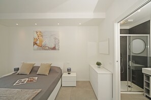 Appartamento, balcone | 2 camere, ferro/asse da stiro, Wi-Fi gratuito, lenzuola