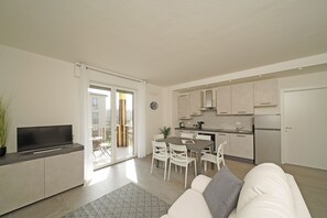 Apartment, Balkon | Wohnbereich | 35-Zoll-Smart-TV mit Digitalempfang