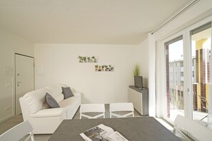Living area - Sunshine Apartment by Wonderful Italy (Desenzano del Garda)