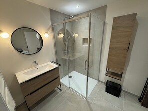 Shower, hair dryer, towels, toilet paper - Bezenac grocery store (Castels et Bézenac)