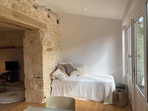 2 bedrooms, iron/ironing board, WiFi, bed sheets - Bezenac grocery store (Castels et Bézenac)