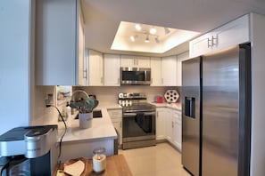 Fridge, microwave, oven, dishwasher - Serene Zen Retreat: Tranquil 3-Bed, 2-Bath Oasis in Palm Beach Gardens
 (Palm Beach Gardens)