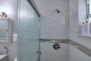Dusche, Haartrockner, Handtücher, Seife