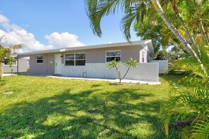 Exterior - Serene Zen Retreat: Tranquil 3-Bed, 2-Bath Oasis in Palm Beach Gardens
 (Palm Beach Gardens)