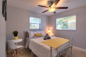 3 bedrooms, desk, iron/ironing board, free WiFi - Serene Zen Retreat: Tranquil 3-Bed, 2-Bath Oasis in Palm Beach Gardens
 (Palm Beach Gardens)