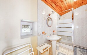 Shower, hair dryer - 3 bedroom stunning home in Ligné (Ligné)