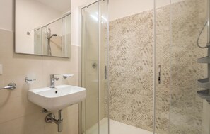 Shower, hair dryer - 1 bedroom lovely apartment in Marzamemi (Marzamemi)