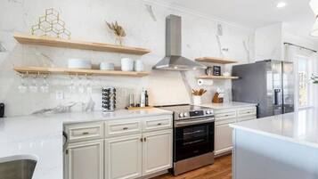 Een koelkast, een microgolfoven, een oven, een kookplaat