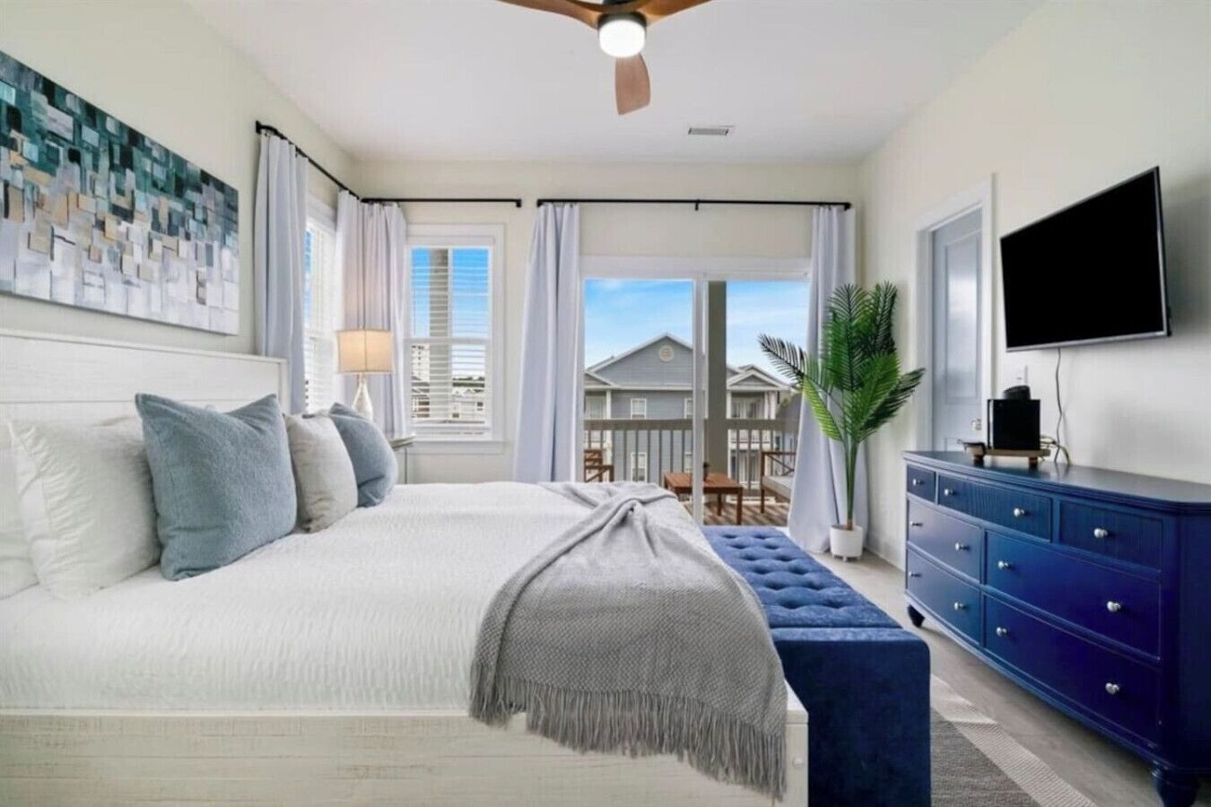 5 bedrooms, desk, iron/ironing board, travel crib