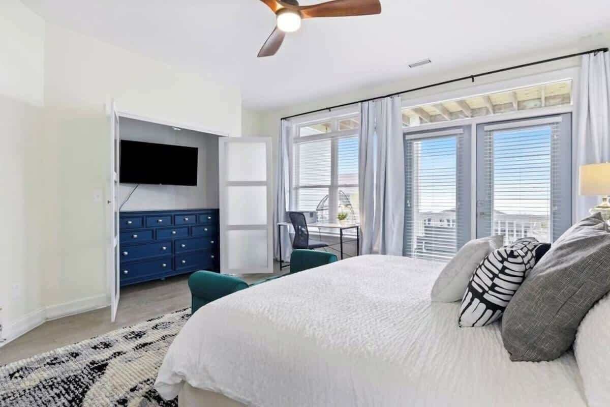5 bedrooms, desk, iron/ironing board, travel crib
