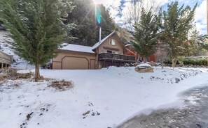 Property grounds - Tranquil 3-bedroom house with WiFi in Pine Mountain Club.  Country Club access. (Pine Mountain Club)