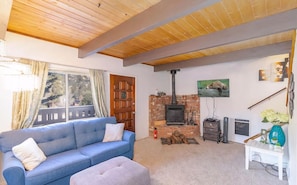 Living area - Tranquil 3-bedroom house with WiFi in Pine Mountain Club.  Country Club access. (Pine Mountain Club)