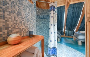 3 habitaciones, tabla de planchar con plancha y cuna de viaje 