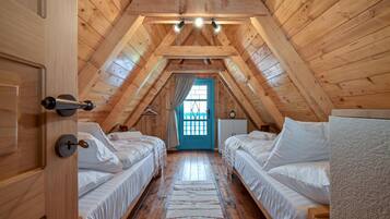 3 bedrooms, iron/ironing board, travel crib, WiFi (free)