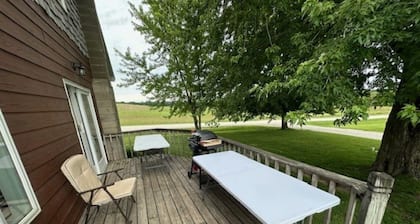 Charming farmhouse with 4 bedrooms and WiFi, AC near Spring Valley