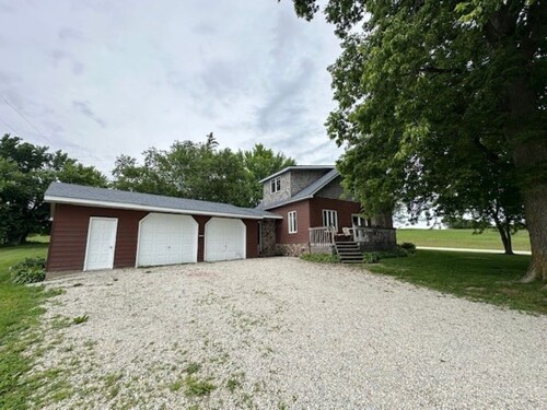 Charming farmhouse with 4 bedrooms and WiFi, AC near Spring Valley