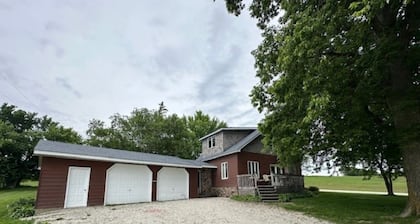 Charming farmhouse with 4 bedrooms and WiFi, AC near Spring Valley